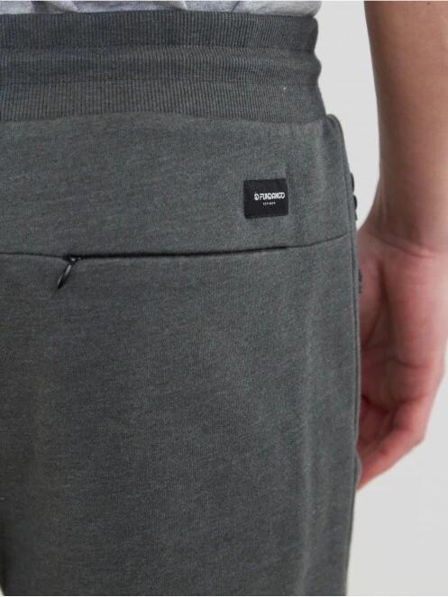 Fundango Woody Sweatshort for men in oliv 6