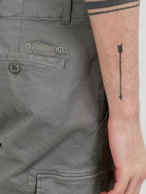 Fundango Zack Cargo Shorts for men in oliv 6