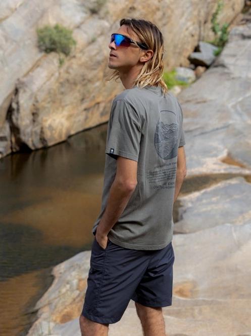 Fundango Montes Graphic-T for men in oliv 8