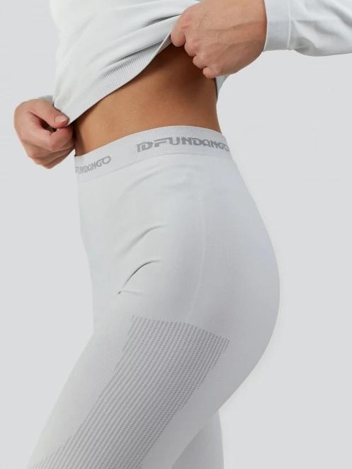 Fundango Seamless Baselayer Set for women in sand 7