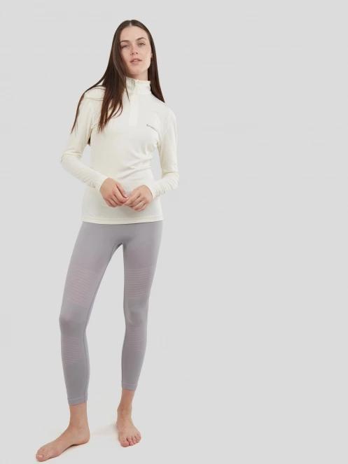 Fundango Yade Baselayer for women in sand 5